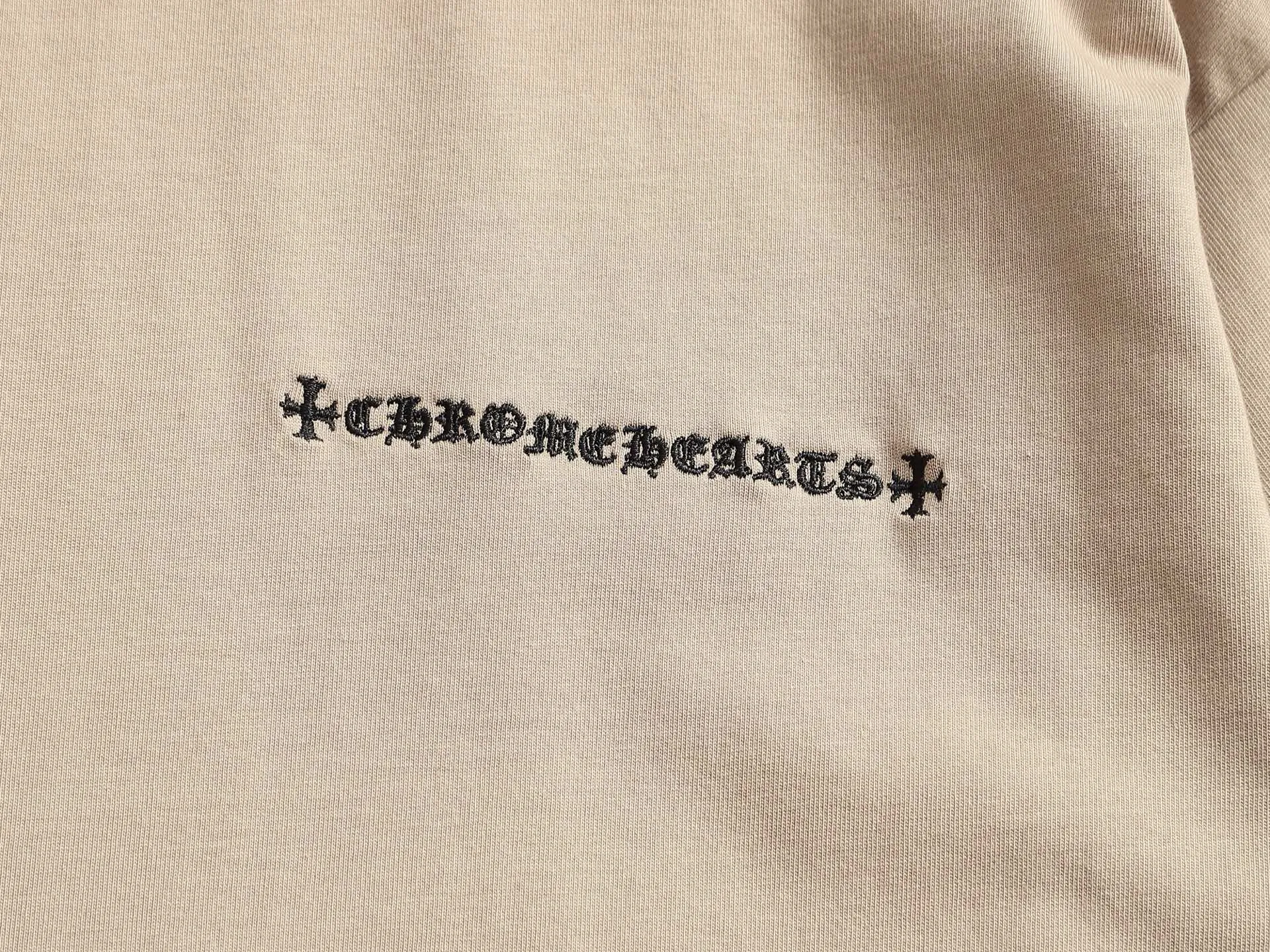 🅿️220 Chrome hearts ch Chrome hearts cross leather short-sleeved T-shirts. Large version. Loose and stylish. The difference is the low version, the slim version, the upper body and the crotch. 100% commitment: top quality, not fast food. The highest version on the market. Top quality, 320 grams. 26 custom-dyed double yarn cotton, same style for men and women, complete with three standards. Color: black, purple, brown, khaki Size: XS-L Size chart: